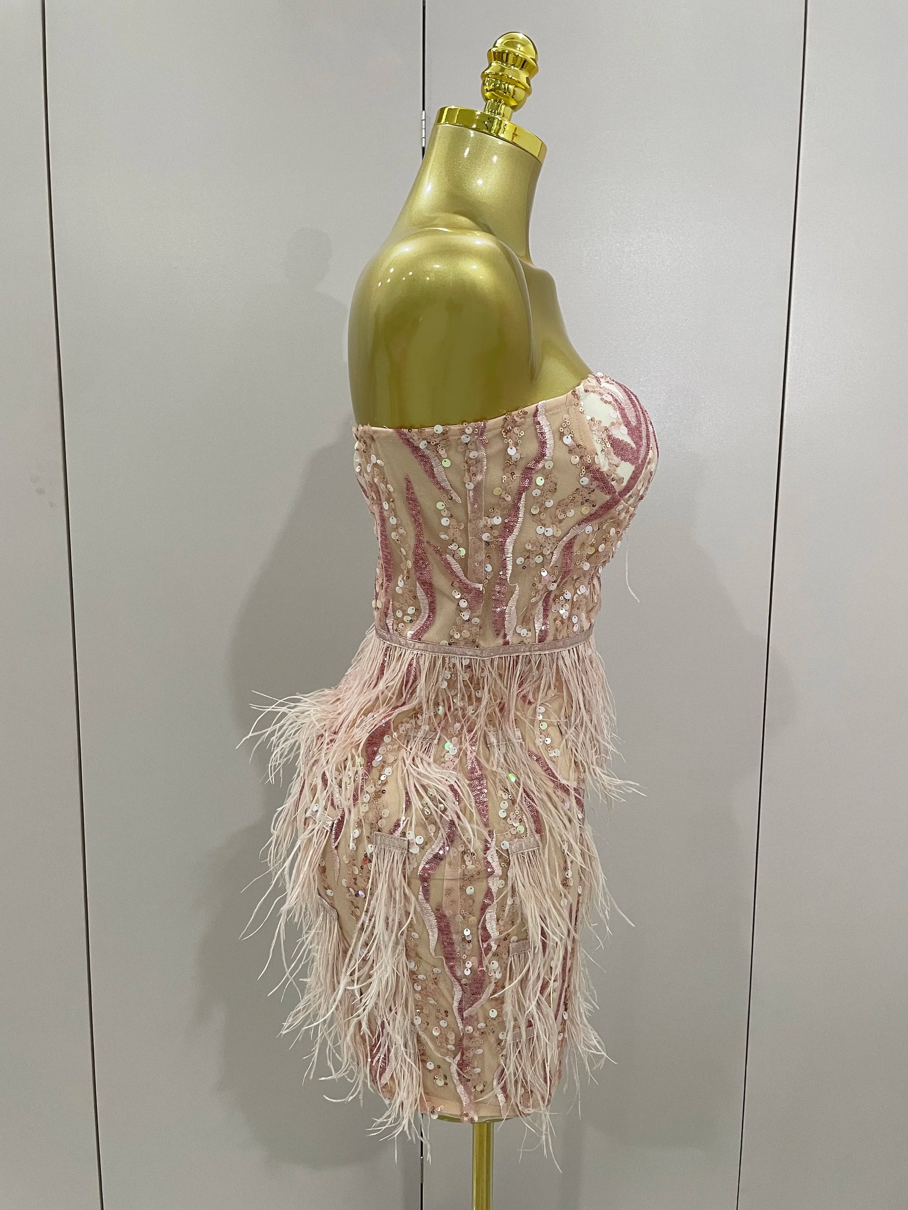 Vestido Mini Tom Rosé com Bordado à Mão, Plumas e Estrutura Tomara que Caia