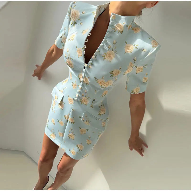 Vestido Curto Floral com Gola Alta, Acabamento Ondulado e Modelagem Ajustada