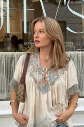 Blusa Fluida com Detalhes em Renda Floral e Decote em V