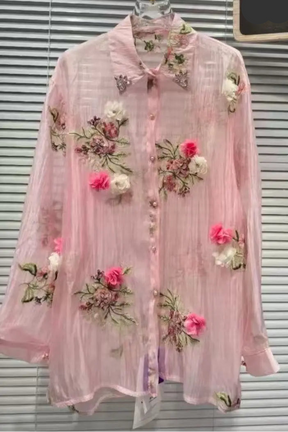 Camisa com Bordado de Flores e Brilhos – Leveza e Charme