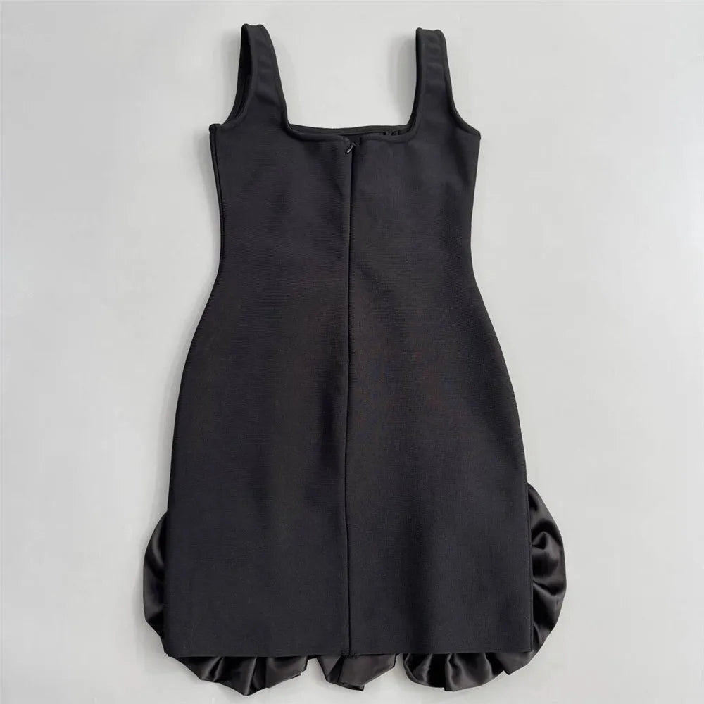 Vestido Mini Estruturado com Babados Esculpidos e Cristais Bordados à Mão