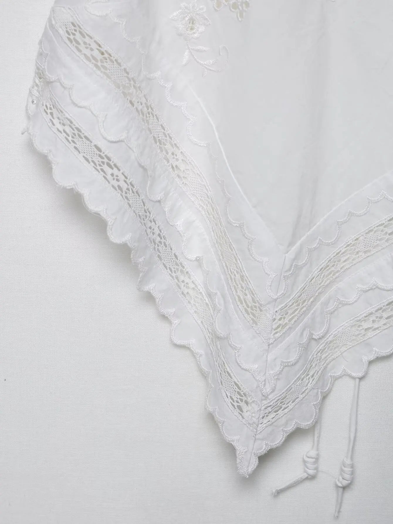 Top Elegante de Amarração com Bordado e Recorte Halter