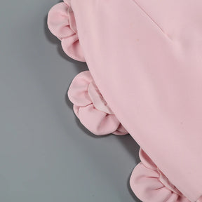 Conjunto Curto Rosa com Gola Halter, Costas Abertas e Aplicações Florais Bordadas à Mão