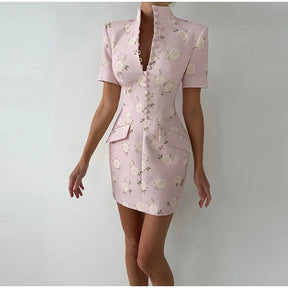 Vestido Curto Floral com Gola Alta, Acabamento Ondulado e Modelagem Ajustada
