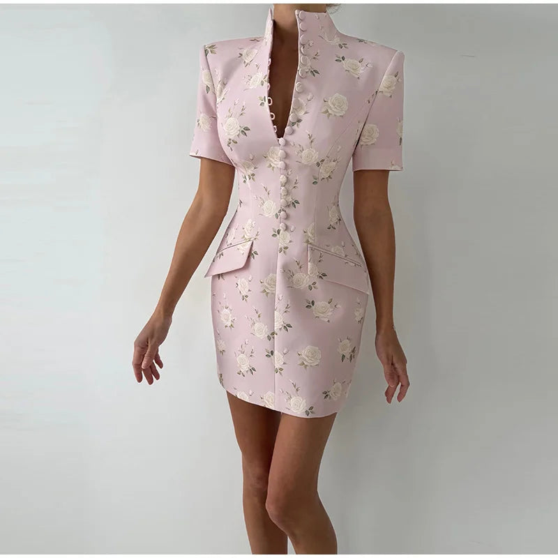 Vestido Curto Floral com Gola Alta, Acabamento Ondulado e Modelagem Ajustada
