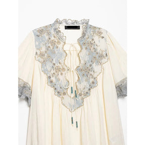 Blusa Fluida com Detalhes em Renda Floral e Decote em V
