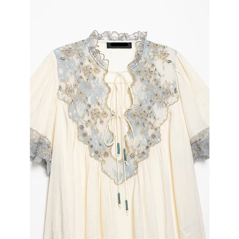 Blusa Fluida com Detalhes em Renda Floral e Decote em V