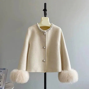 Casaco Clássico: Gola Bordada com Pedrarias e Detalhes na Manga