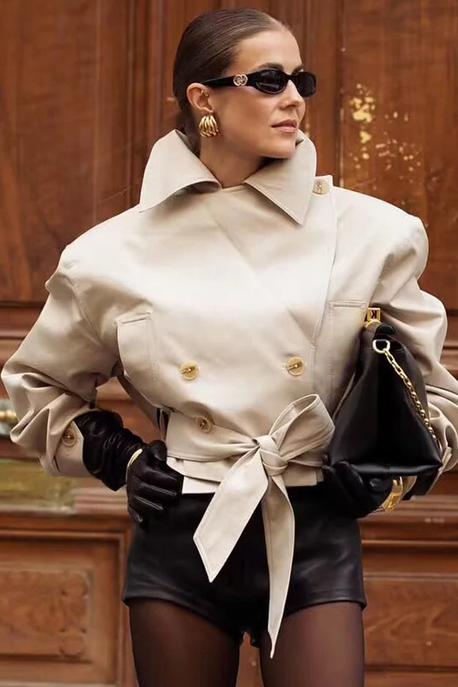 Casaco Escultural Estilo Trench Coat com Abotoamento Cruzado e Cinto
