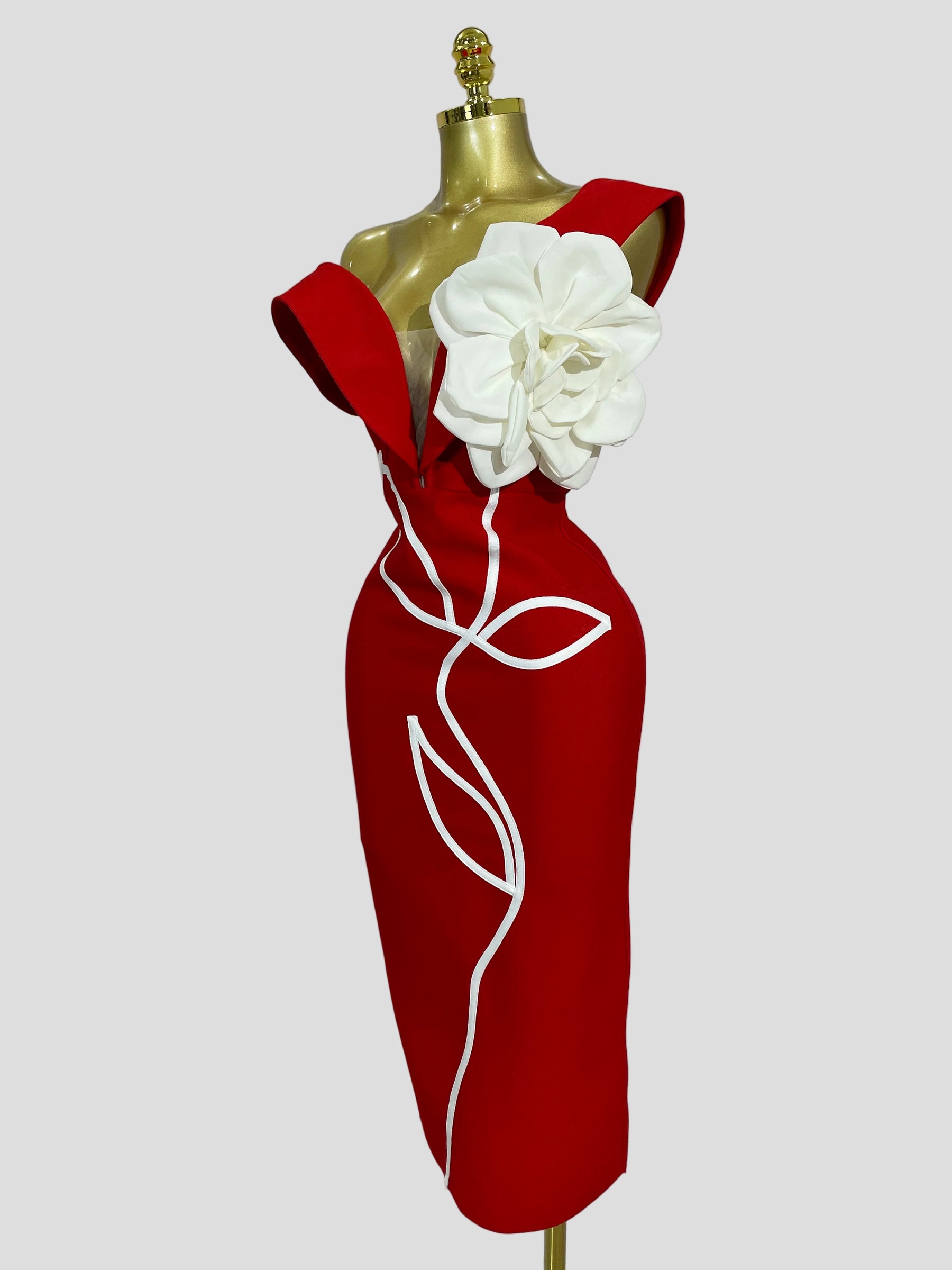Vestido Longo Elegância Floral com Ombros à Mostra – Silhueta de Impacto