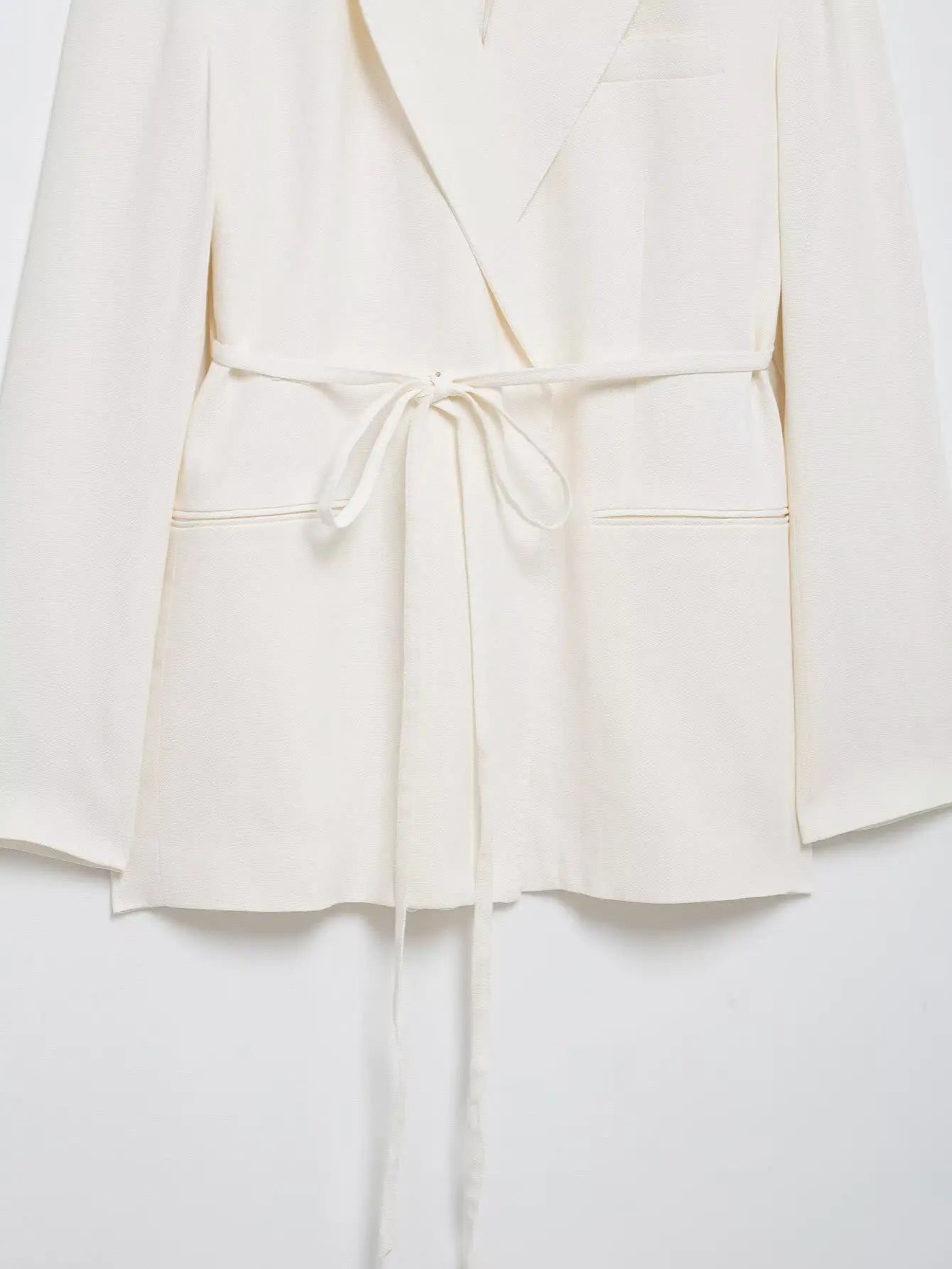 Conjunto de Blazer com Laço e Calça Cintura Alta – Elegância Sofisticada para a Meia-Estação