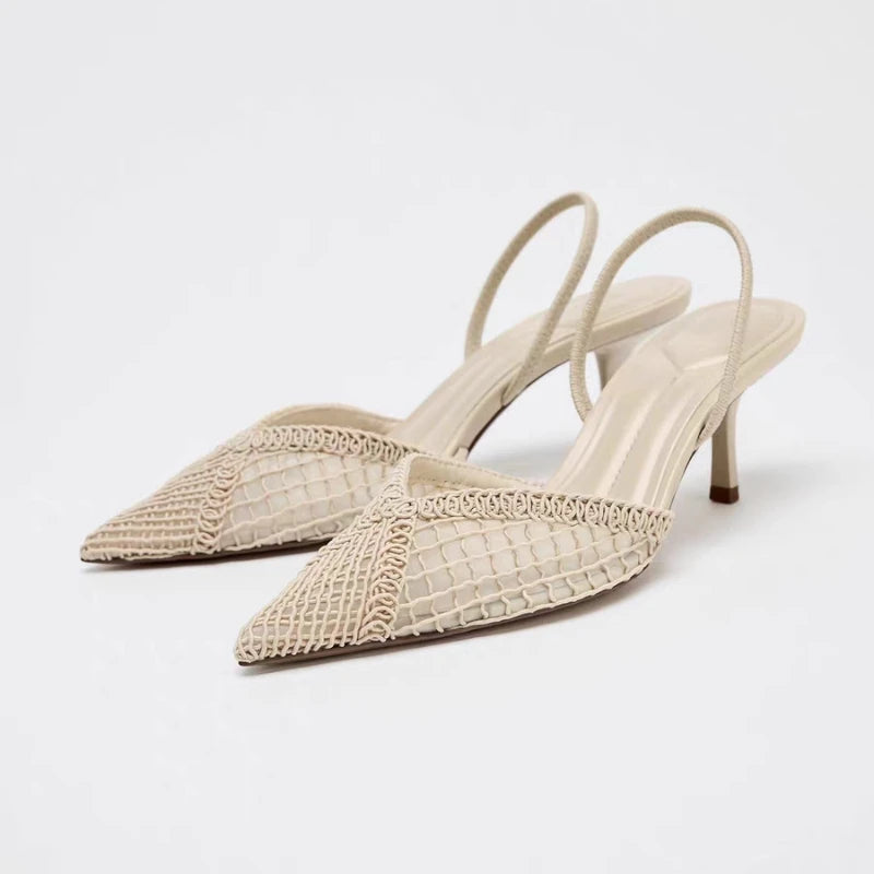 Sapato de Salto Fino com Trama Vazada em Tela e Bico Alongado – Elegância Atemporal e Conforto Refinado
