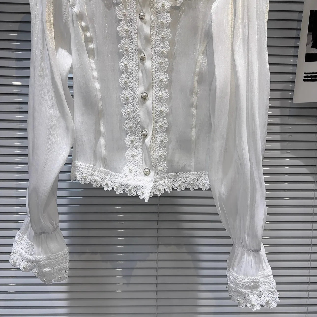 Camisa em Seda Bordada com renda e botões em cristais