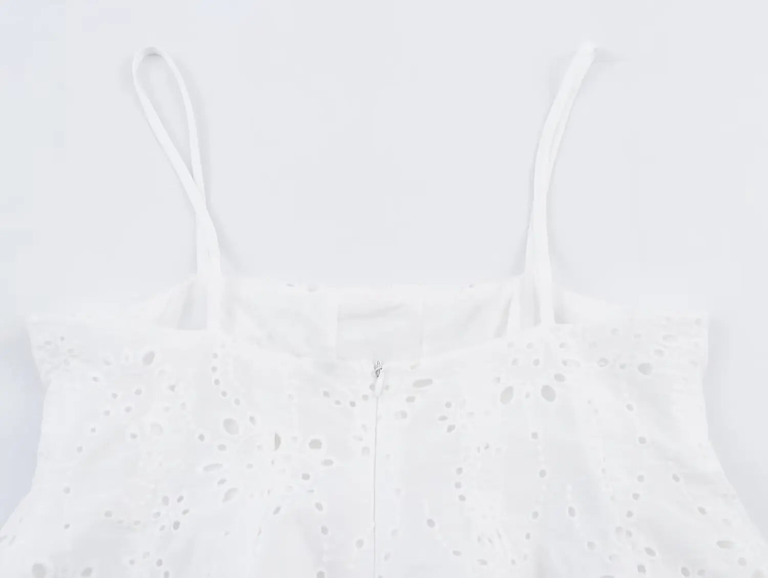 Conjunto – Top Bordado Cropped com Alças Finas + Saia Plissada de Cintura Alta, Modelo A-Line