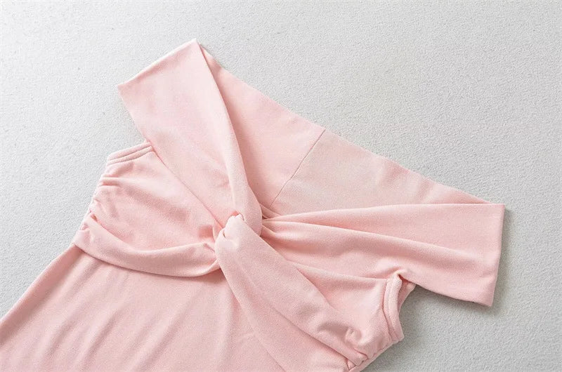 Camiseta Feminina com Torção Frontal – Estilo e Versatilidade para o Verão