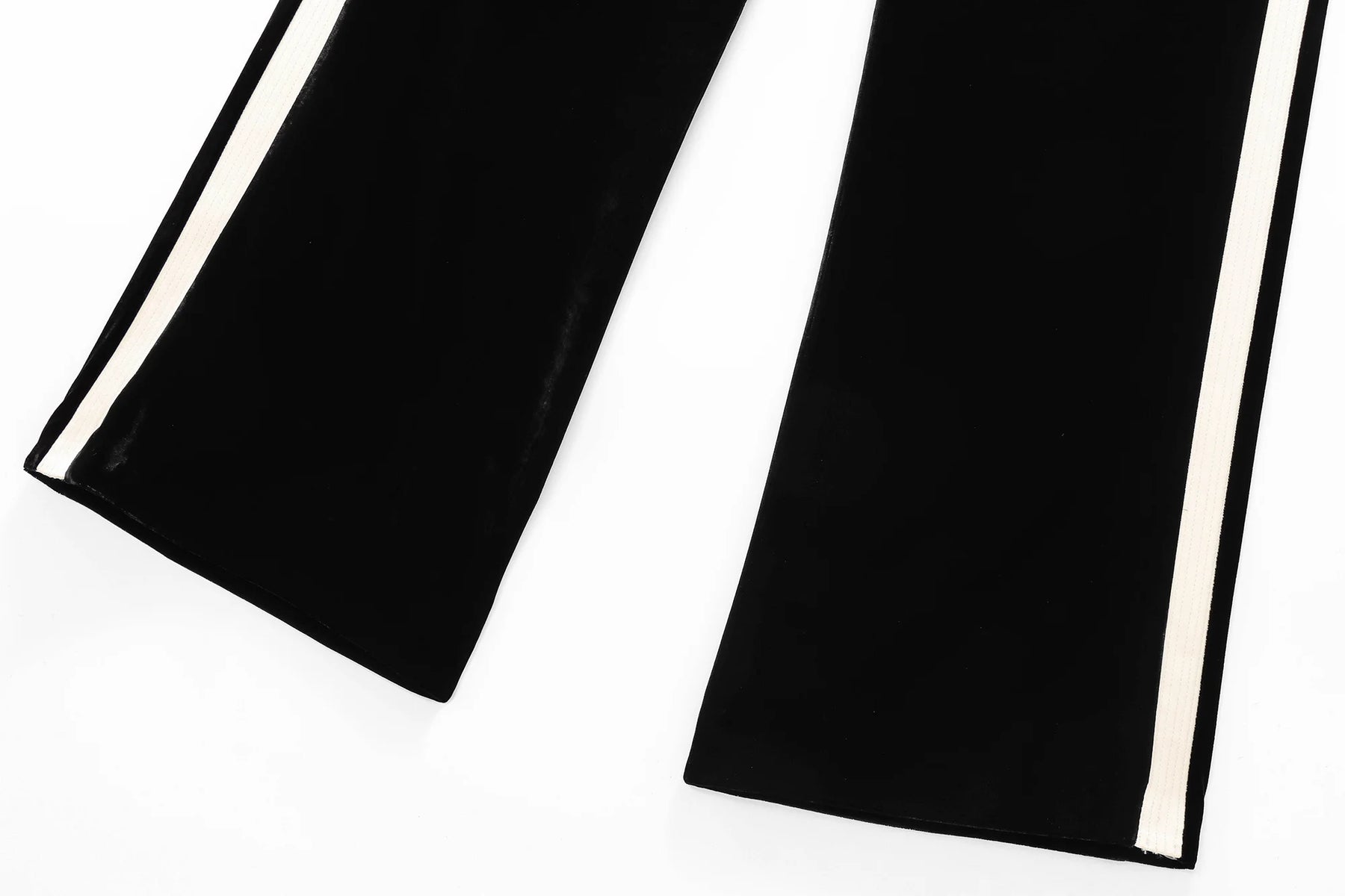 Conjunto em Veludo com Camisa de Manga Longa e Calça – Design Elegante com Detalhes Laterais