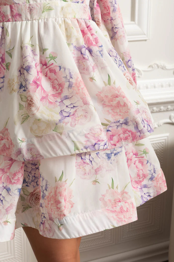 Vestido Curto Estampado – Decote V, Manga Bufante Lanterna e Saia em Camadas Estilo Cake, Cintura Império