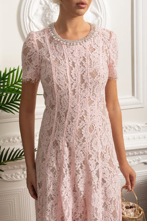 Vestido com Bordado Delicado – Decote Redondo, Manga Curta, Cintura Alta, Detalhes Vazados e Aplicações de Strass