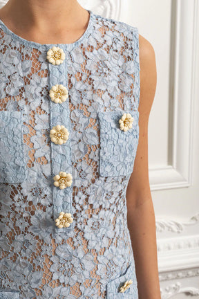 Vestido Curto  – Bordado Floral, Botões, Renda, Decote O e Sem Mangas