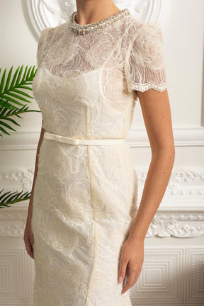 Vestido Longo – Luxo, Bordado em Renda, Detalhes com Diamantes e Cristais, Manga Curta Transparente, Modelo Midi