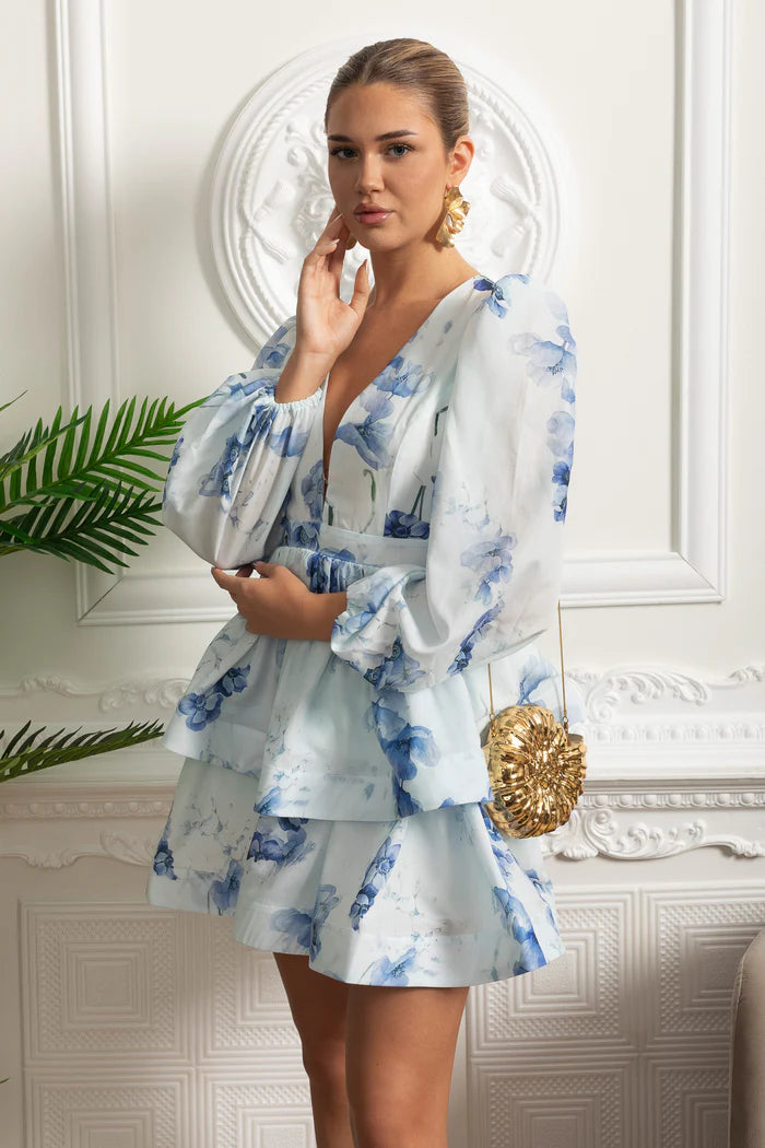 Vestido Curto Estampado – Decote V, Manga Bufante Lanterna e Saia em Camadas Estilo Cake, Cintura Império