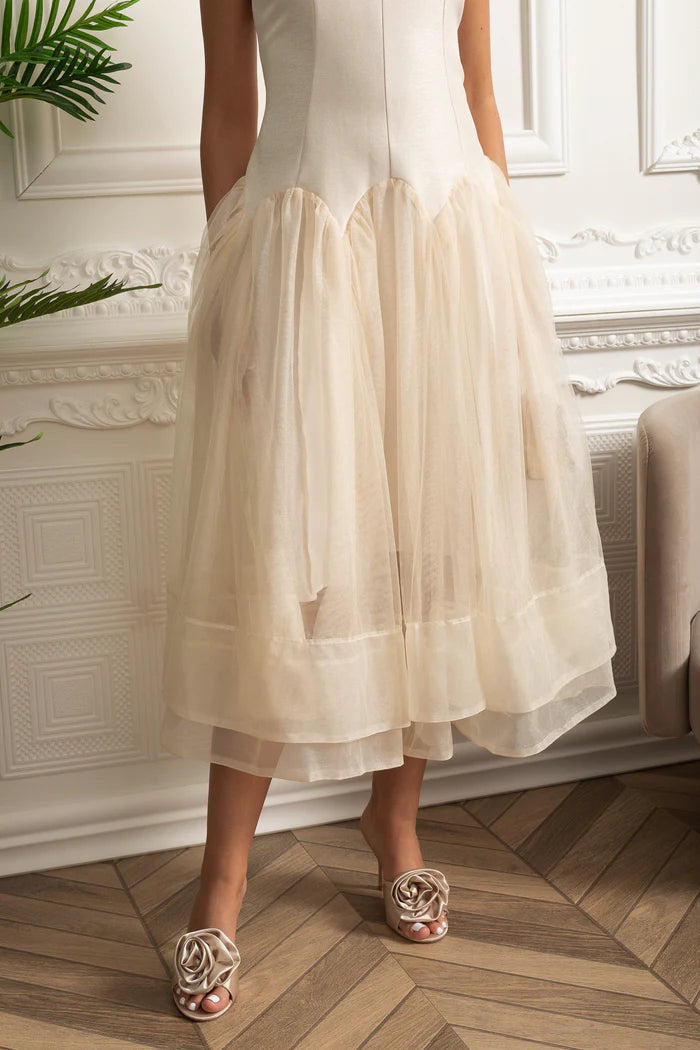 Vestido Midi – Decote Redondo, Sem Mangas, Cintura Alta, Detalhes Bordados