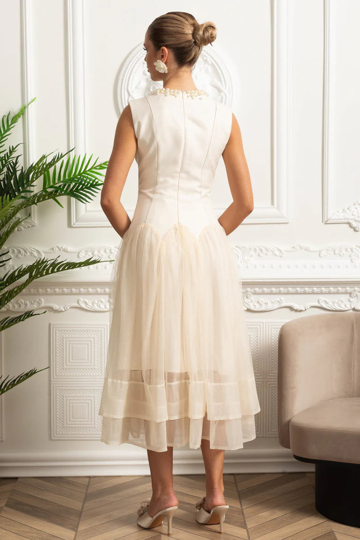 Vestido Midi – Decote Redondo, Sem Mangas, Cintura Alta, Detalhes Bordados
