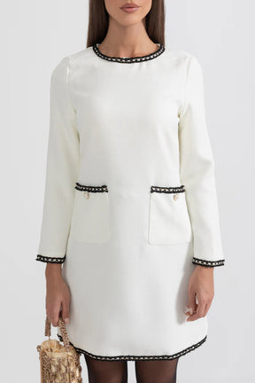 Vestido Com Detalhes Bordados na Gola e Bolso