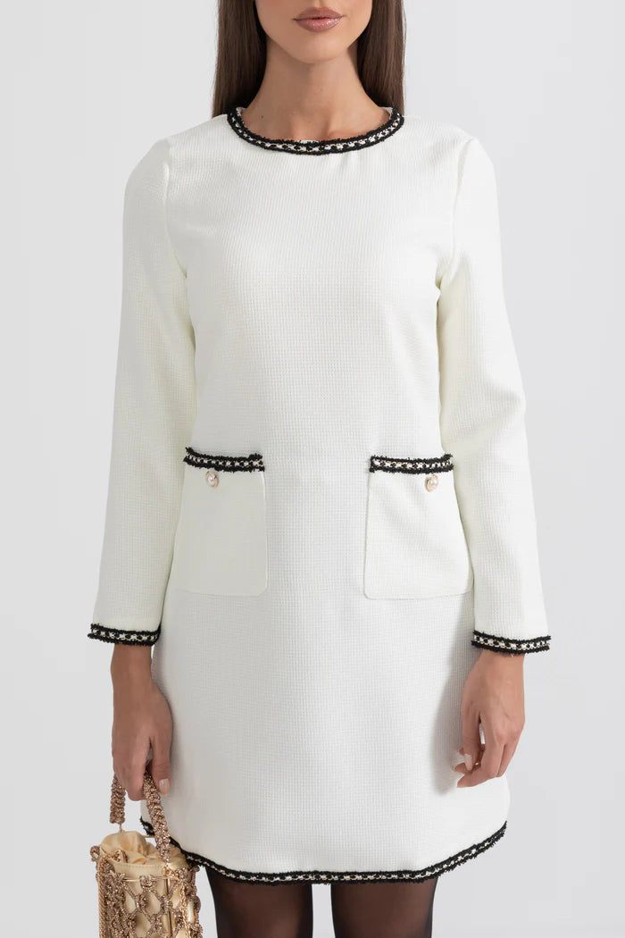 Vestido Com Detalhes Bordados na Gola e Bolso