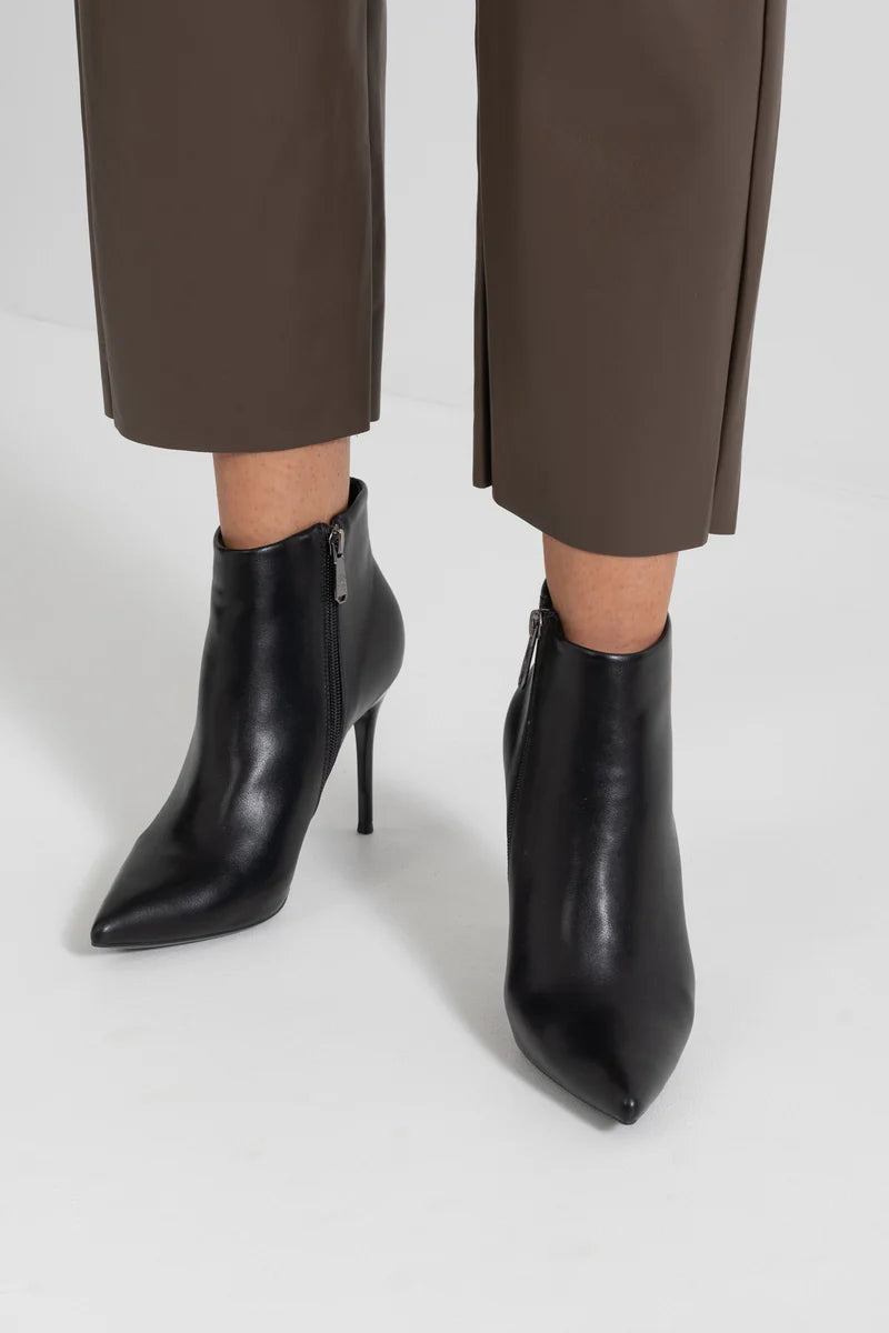 Bota de Cano Curto com Bico Fino – Preta