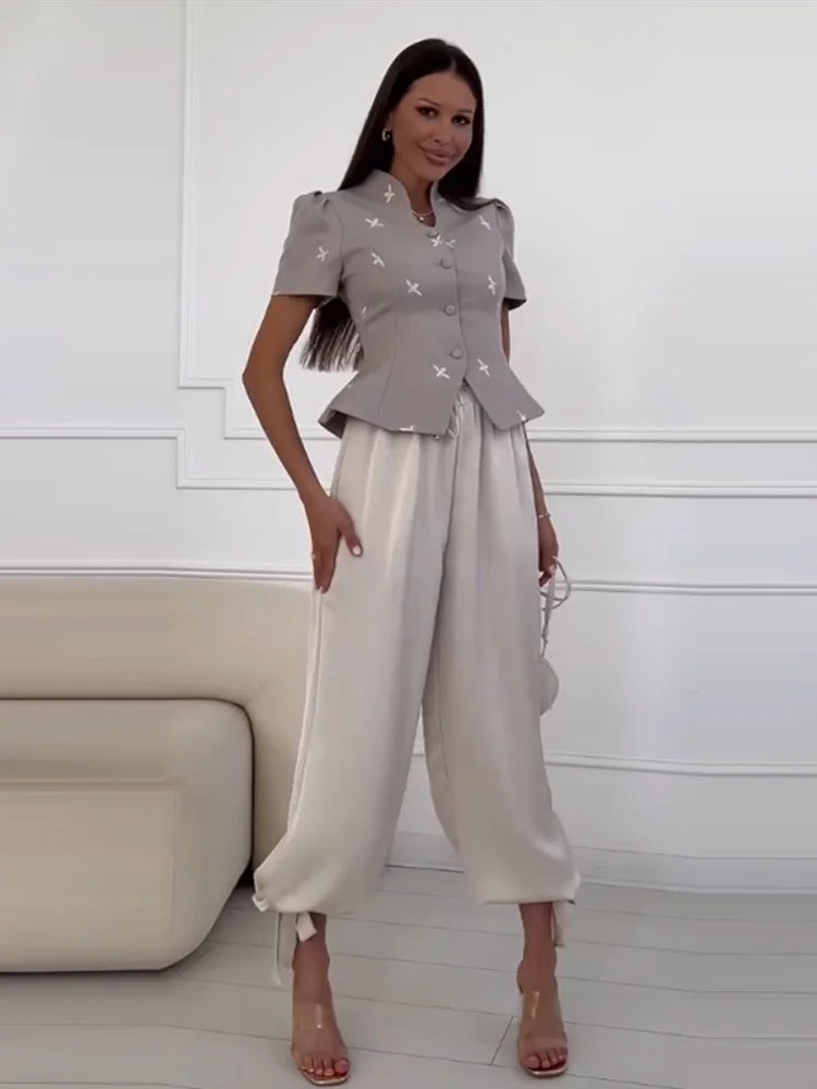 Blusa Estampada Acinturada com Abotoamento Frontal