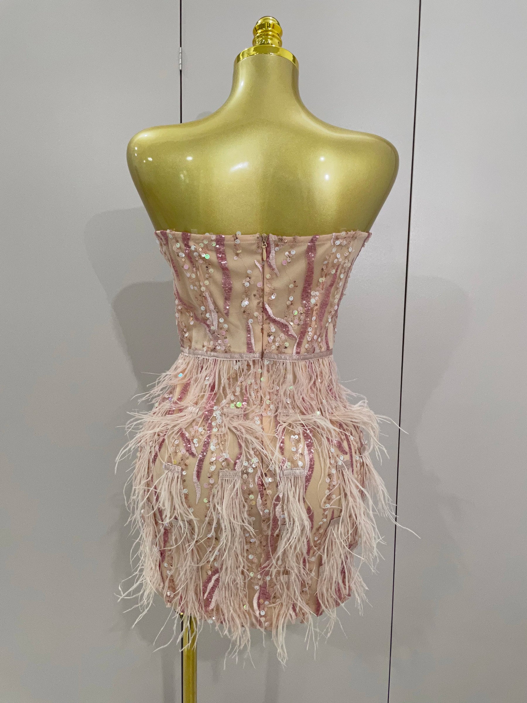 Vestido Mini Tom Rosé com Bordado à Mão, Plumas e Estrutura Tomara que Caia