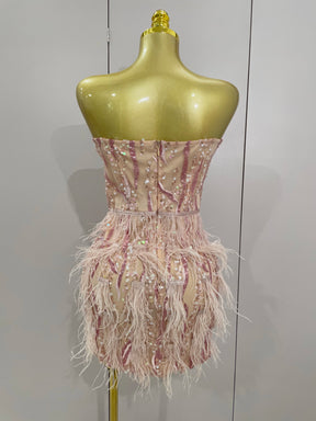 Vestido Mini Tom Rosé com Bordado à Mão, Plumas e Estrutura Tomara que Caia
