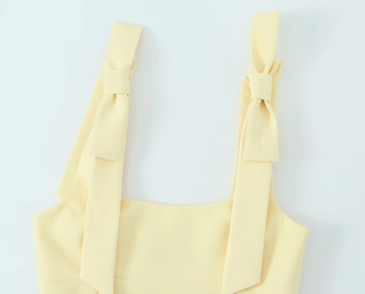 Colete Decote Quadrado com Laço, Modelagem Ajustada e Top Interno