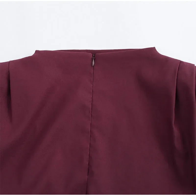 Regata Elegante com Ombreiras e Gola Redonda – Look Sofisticado