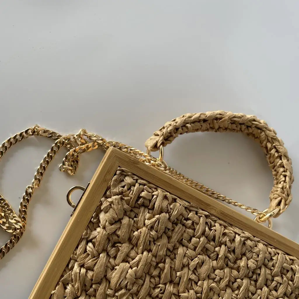 Bolsa Baú de Palha Estruturada com Alça de Corrente