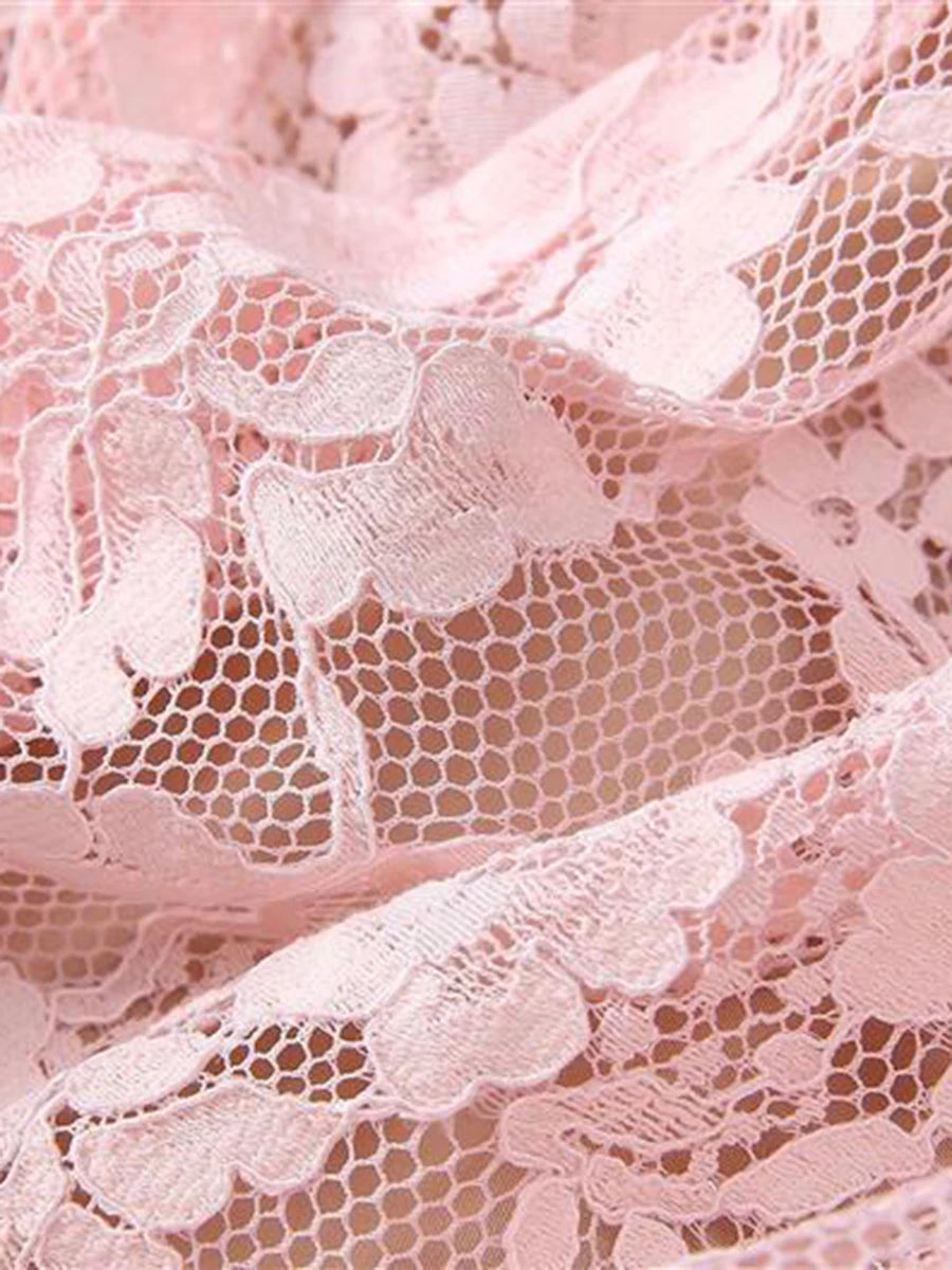 Vestido com Bordado Delicado – Decote Redondo, Manga Curta, Cintura Alta, Detalhes Vazados e Aplicações de Strass