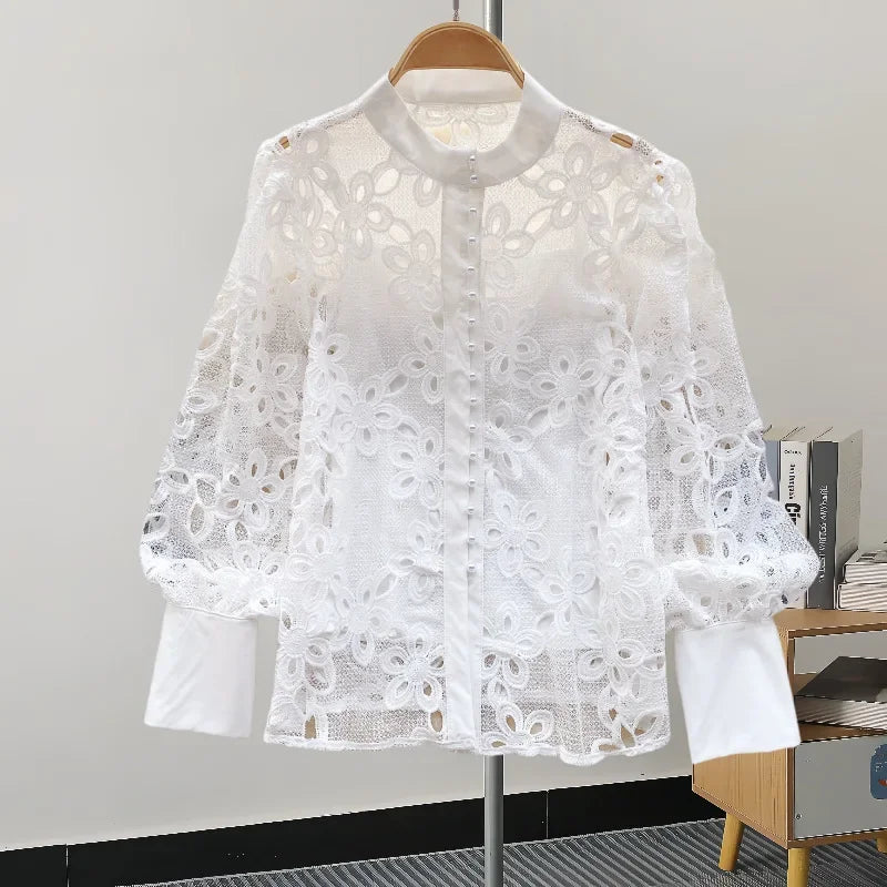 Blusa com Renda e Botões – Elegância Delicada e Atemporal