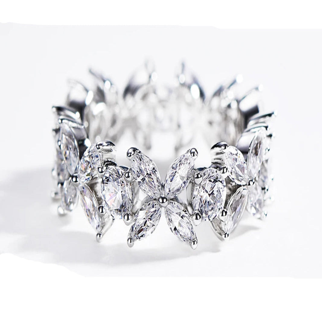 Anel Eternity com Trevo Prata 925 – Joia Fina e Elegante