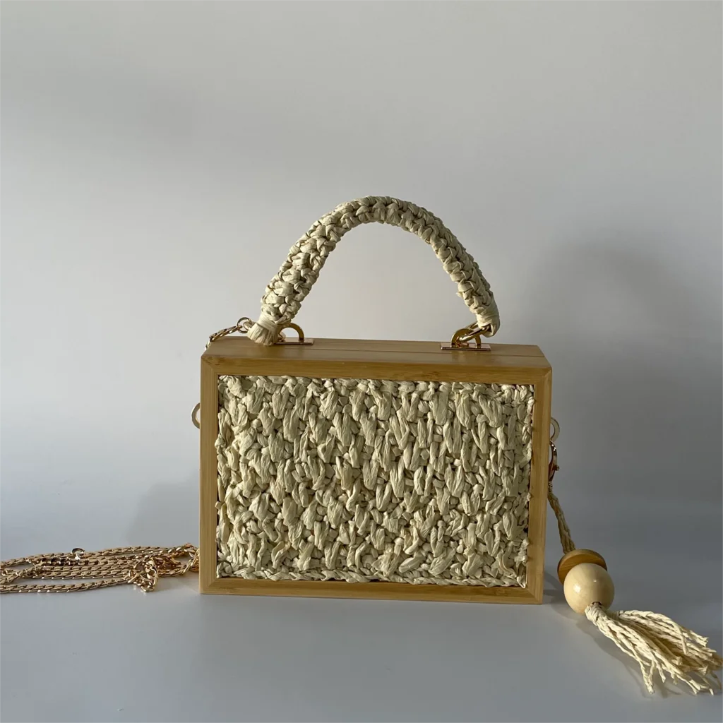 Bolsa Baú de Palha Estruturada com Alça de Corrente