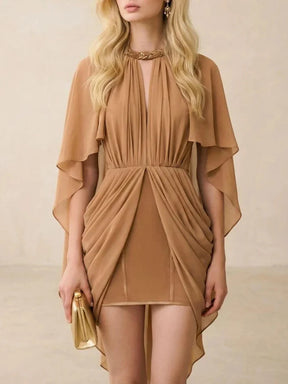Vestido Curto com Capa Fluida Cintura Marcada
