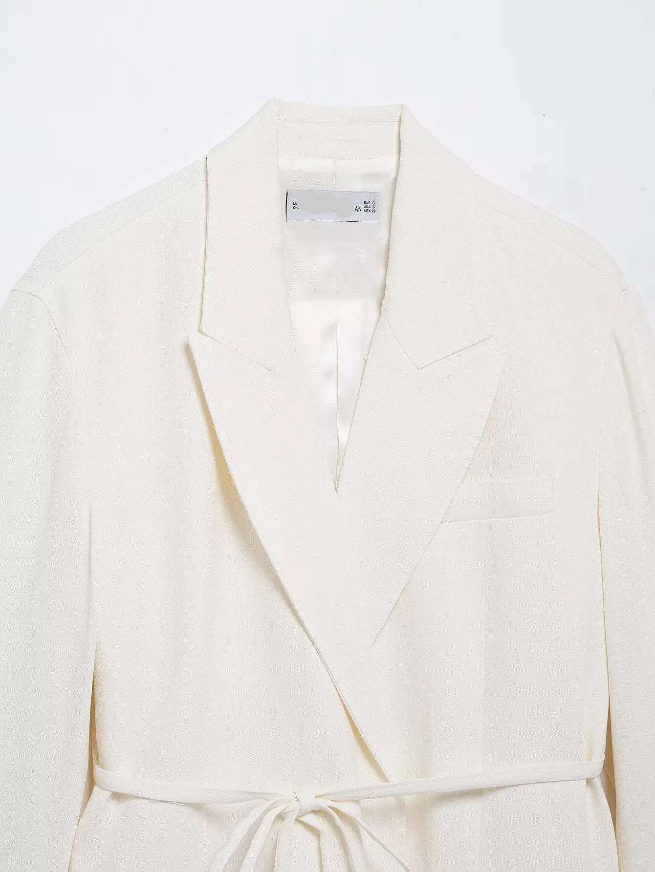 Conjunto de Blazer com Laço e Calça Cintura Alta – Elegância Sofisticada para a Meia-Estação