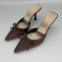 Sandália Mule em Cetim com Laço Escultural e Salto Elegante – Design Refinado para Looks Sofisticados