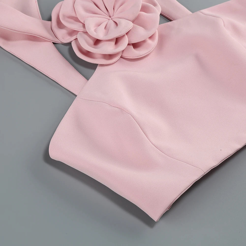 Conjunto Curto Rosa com Gola Halter, Costas Abertas e Aplicações Florais Bordadas à Mão