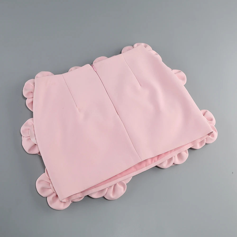 Conjunto Curto Rosa com Gola Halter, Costas Abertas e Aplicações Florais Bordadas à Mão