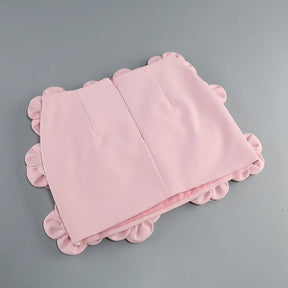 Conjunto Curto Rosa com Gola Halter, Costas Abertas e Aplicações Florais Bordadas à Mão