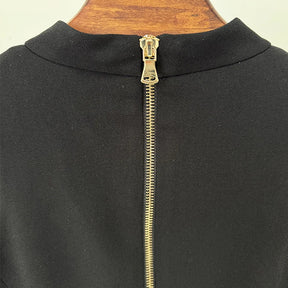 Vestido Míni Plissado com Gola Alta Estruturada e Ombros Descobertos