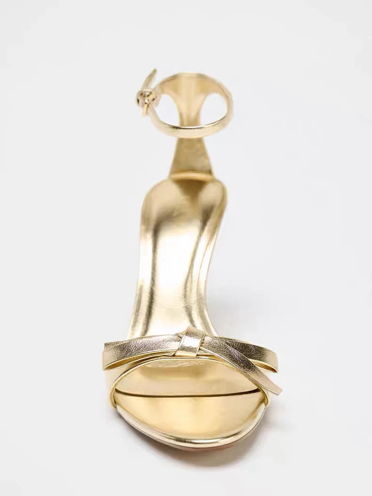 Sandália de Salto Alto com Laço Escultural e Bico Arredondado em Acabamento Acetinado