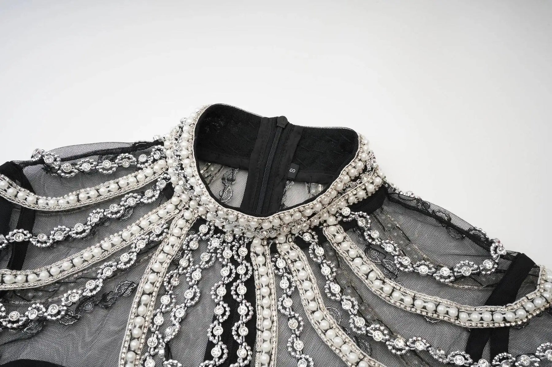 Vestido Longo - Luxo, com Bordado Feito à Mão e Saia em Camadas de Tule