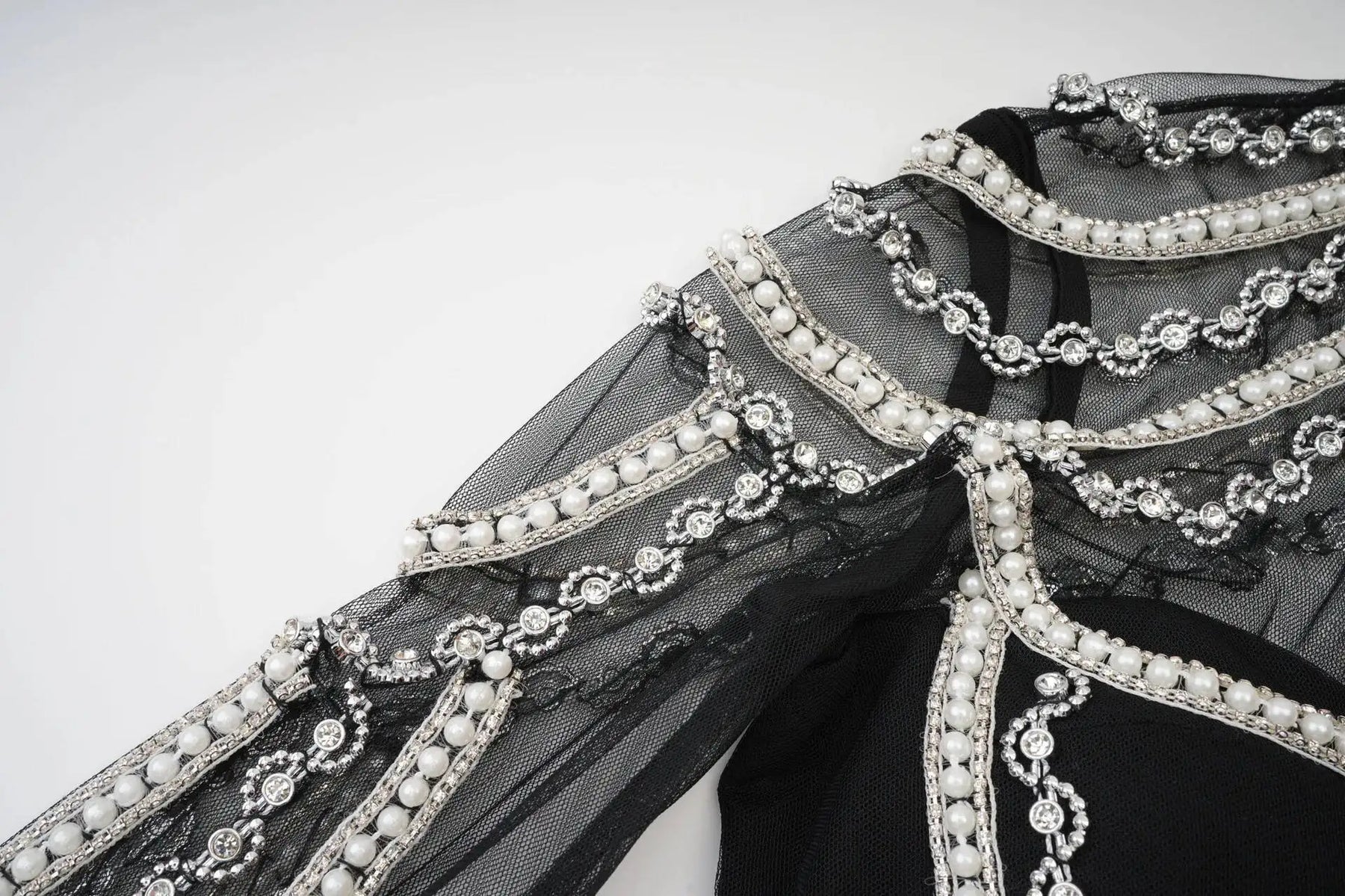 Vestido Longo - Luxo, com Bordado Feito à Mão e Saia em Camadas de Tule